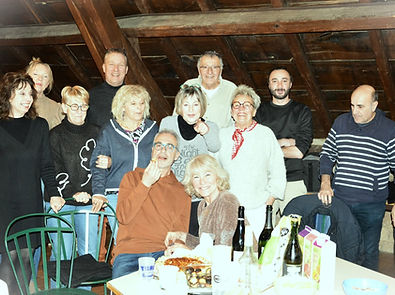 Membres de la troupe de théâtre amateur 5 Jasmins Company réunis lors d'une activité collective.