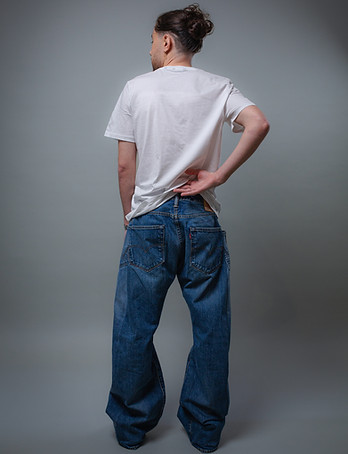 Un mannequin portant un julpant et un t shirt blanc