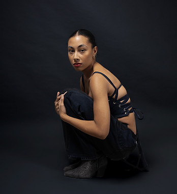 une mannequin qui porte un ensemble tosma brand avec un dani top et un jul pant