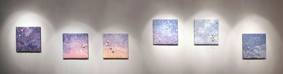보통 속 특별함(The Extraordinary Within the Ordinary), 550*550(mm), Niddle Felt, Mixed Media
This work focuses on the beauty of the sky that is often overlooked in everyday life. Using wool, it depicts the sky across different times of day—from dawn and daylight to sunset and night—encouraging viewers to relate the imagery to their own experiences. Three-dimensional balloon forms add a sense of movement and change, highlighting the ever-shifting nature of the sky. Through this work, the artist invites viewers to rediscover the extraordinary within ordinary daily landscapes and find moments of reflection and quiet joy.