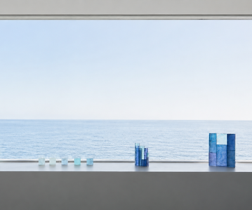 〈Emerging〉 is a three-dimensional work created as an extension of Drift and Return. Inspired by the image of bubbles that possess form yet continuously change, the work explores transient states and lingering traces. By varying the number of layered materials, it investigates shifts in color, depth, and transparency. Through these layered structures, the work visualizes emotions and memories that briefly emerge before fading away.
본 작품은 형태를 가지지만 끊임없이 변화하는   거품의 이미지를 바탕으로, 사라지기 직전의 상태와 잔상을 표현하고자 하였다. 재료를 겹치는 층의 수를 달리하여 색과 표현의 변화를 실험하였으며, 층위가 만들어내는 깊이와 투명성을 통해 순간적으로 피어올랐다가 사라지는 감정과 기억의 흐름을 시각화하였다.