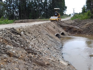 Secretaria de Viação e Obras de Major Vieira faz limpeza e revitaliza bueiro na Rua Pedro Maron