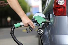 Após reajuste nas refinarias, preço da gasolina dispara