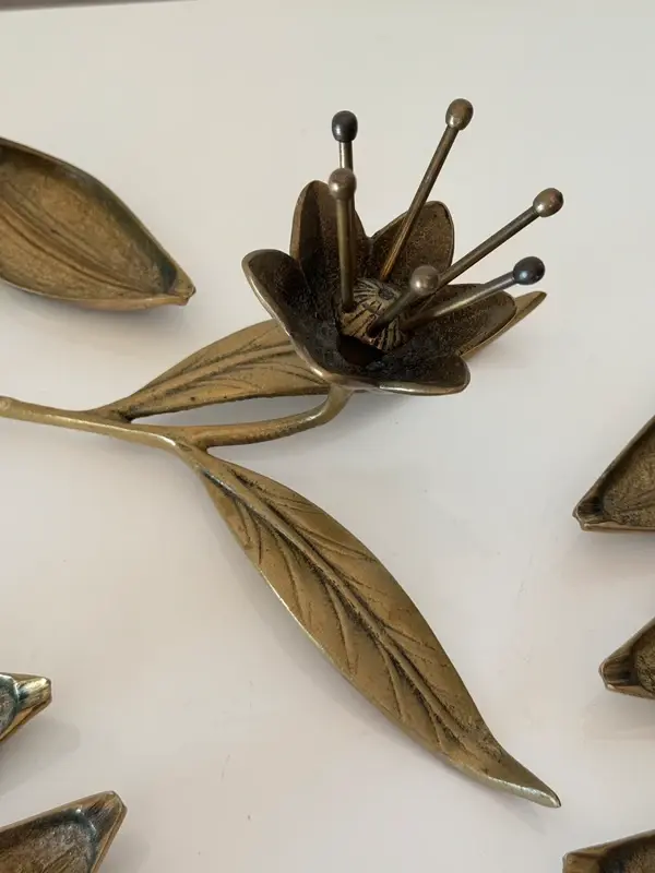 Miniature : Grand cendrier fleur de lys en laiton patiné – Design vintage années 70