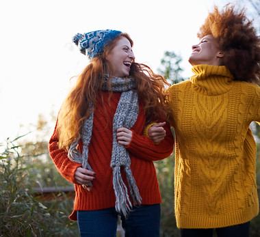 Amis profitant de l'extérieur