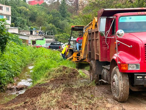 Realizan trabajos de desazolve en cunetas de Huauchinango para prevenir inundaciones ante temporada de lluvias