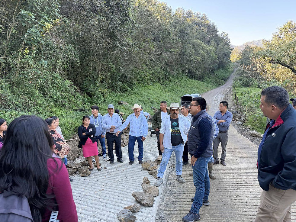Pavimentación hidráulica mejora acceso principal en Cuaxicala, Huauchinango