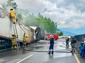 Emergencia en autopista México–Tuxpan: tráiler tipo caja seca se incendia en el km 167.