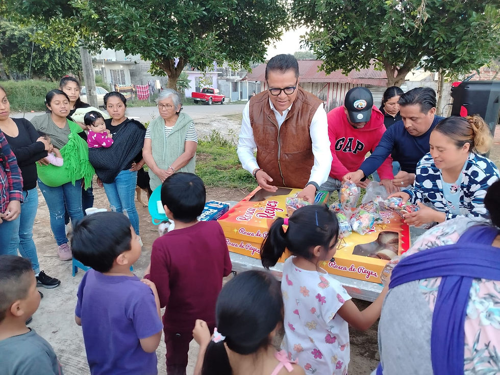 Miguel Márquez Ríos  lleva la tradición de Reyes a la colonia Aurora Roja