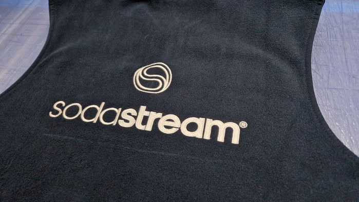 Gilet Stick, Stickerei, Beige, Wasser, Sprudel, Flasche, Zylinder, Wassersprudler, Sodastream, Hünenberg, Seetal-Print