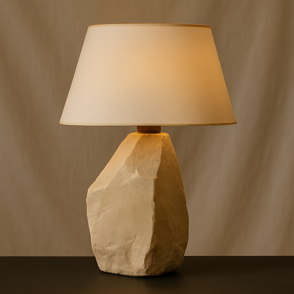 Skulpturale Tischlampe mit warmem Licht