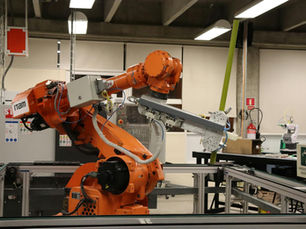 Industrial robotic arm in a Ciudad de México lab setting, showcasing automation technology.