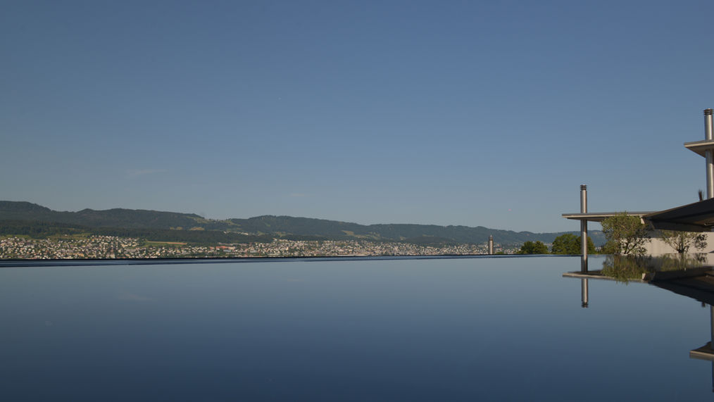 Wellnessraum und Infinitypool Herrliberg