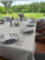 schön gedeckter Tisch aussen