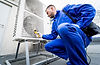 der-techniker-verwendet-ein-warmebild-infrarot-thermometer-um-den-warmetauscher-der-verflu