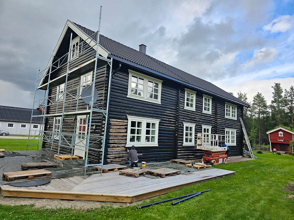 En trehus med avskallet maling og synlige sprekker i treverket. Bildet viser huset som trenger profesjonell rengjøring og reparasjon, med gammel maling delvis fjernet og noen trekrakker synlige. Fokus er på områdene som må utbedres før et nytt malingsstrøk kan påføres.