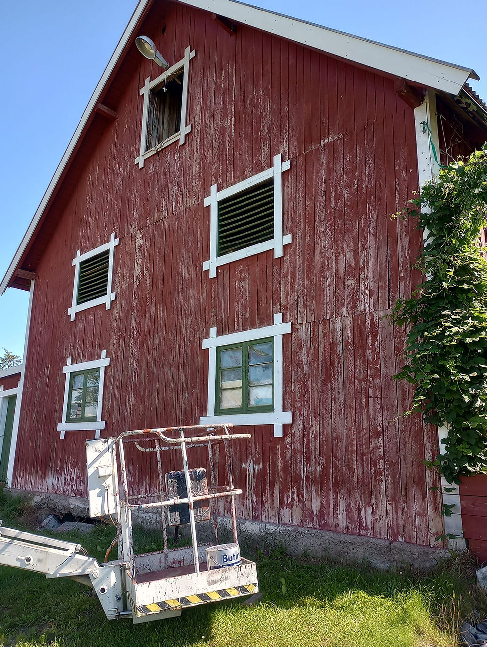 treverket tåler mer hvis du maler det og får mer isolasjon til huset ditt i stedet. trehusmaling i Alvdal maling isolasjon tre beskytte husfornyelse finne