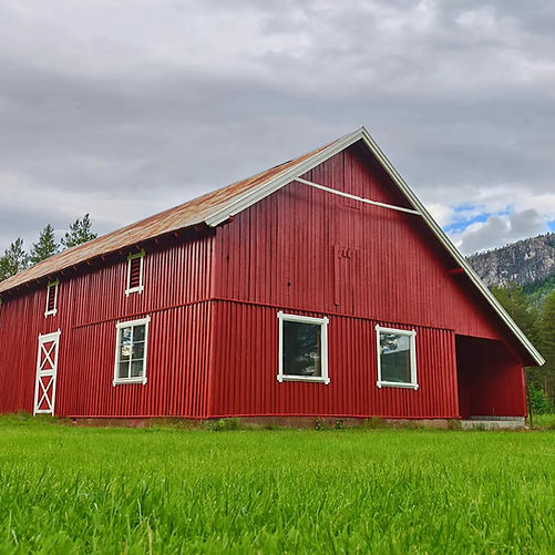Rødt fjøs og landbruksbygg i Lillehammer-regionen