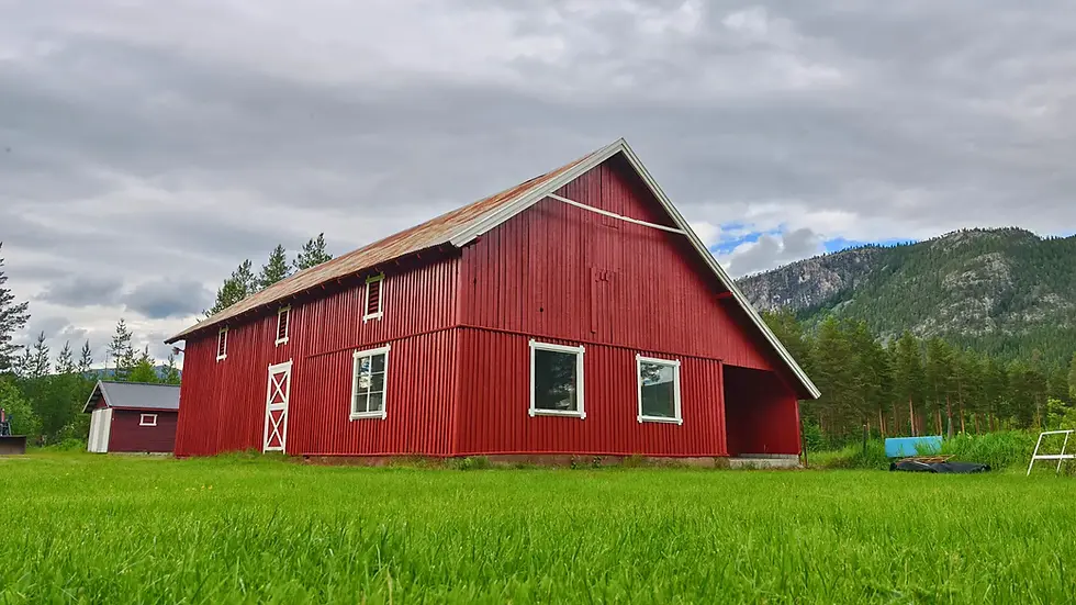 Landbruksbygget sett fra gårdsområdet etter gjennomført behandling.
