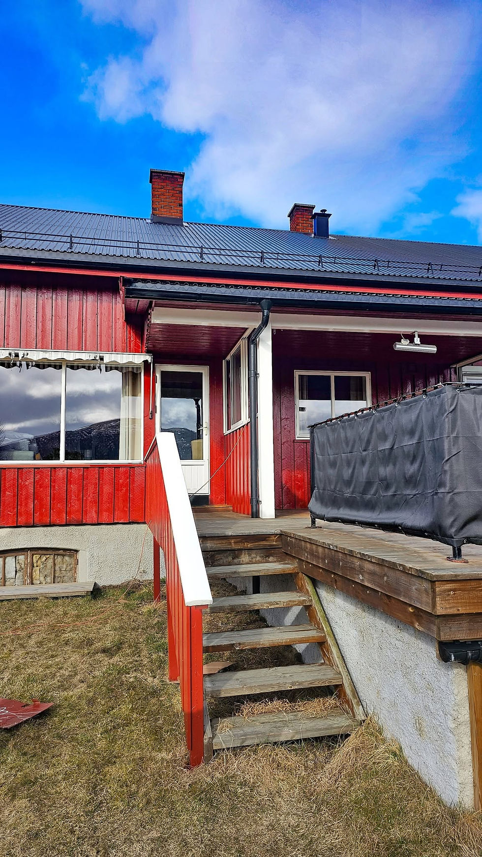 Forarbeid og utvendig maling av rødt trehus i Rendalen