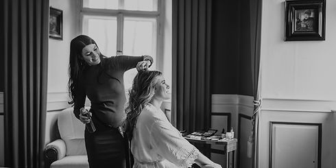 Stylistin stylt Braut