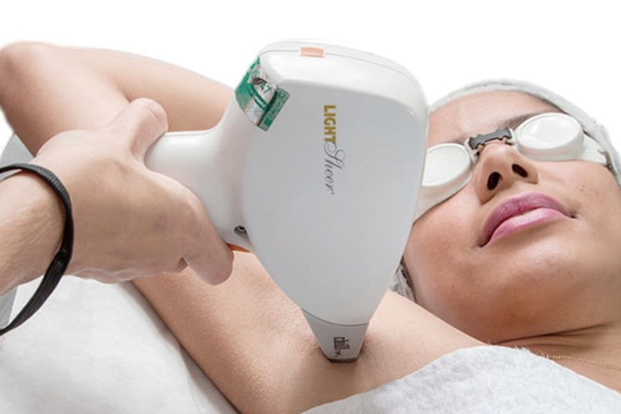 Aplicação do laser Light Sheer na depilação de uma axila de mulher realizada na clínica Perfecta.