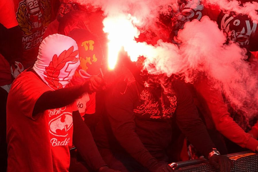 Fast 100 Fans nach Platzsturm beim Prager Derby identifiziert