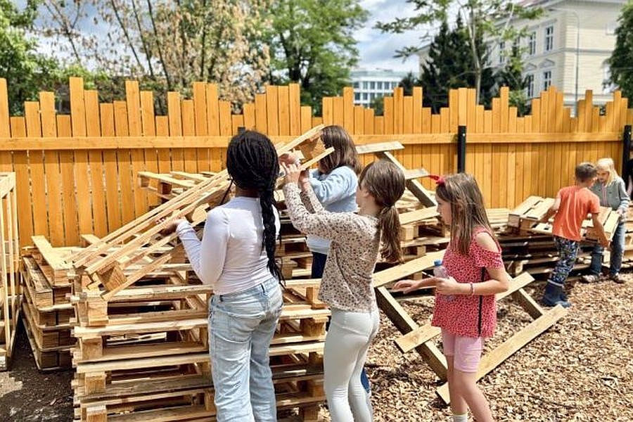 Neuer Abenteuer-Spielplatz bei der Metrostation Nádraží Holešovice eröffnet