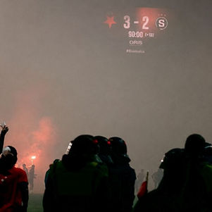 Derby „S“ abgebrochen: Platzsturm statt Meisterfeier – Slavia Prag drohen harte Strafen
