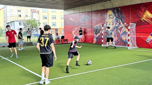 Neuer Street-Fussballplatz unter dem Negrelli-Viadukt in Prag 7 eröffnet