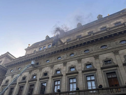 Brand im Prager Nationaltheater: Feuerwehr verhindert größeren Schaden