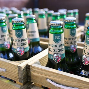 Plzeňský Prazdroj schickt Ostergabe in den Vatikan – 2.026 Flaschen für den Papst