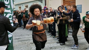 Schaum, Tempo, Tradition: 15. Auflage des legendären Bierrennens „Pinkasova noční můra“