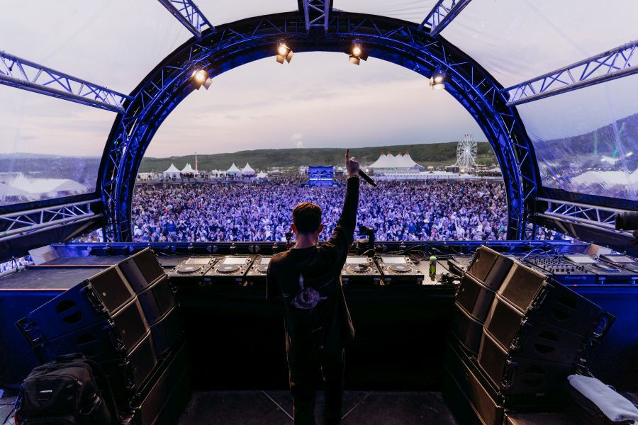 Let It Roll 2026: Weltgrößtes Drum-&-Bass-Festival kehrt Ende Juli nach Most zurück