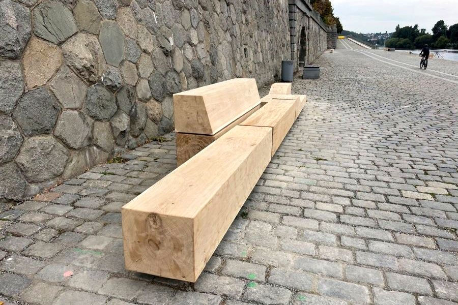 Erste neue Sitzbänke am Prager Moldauufer installiert