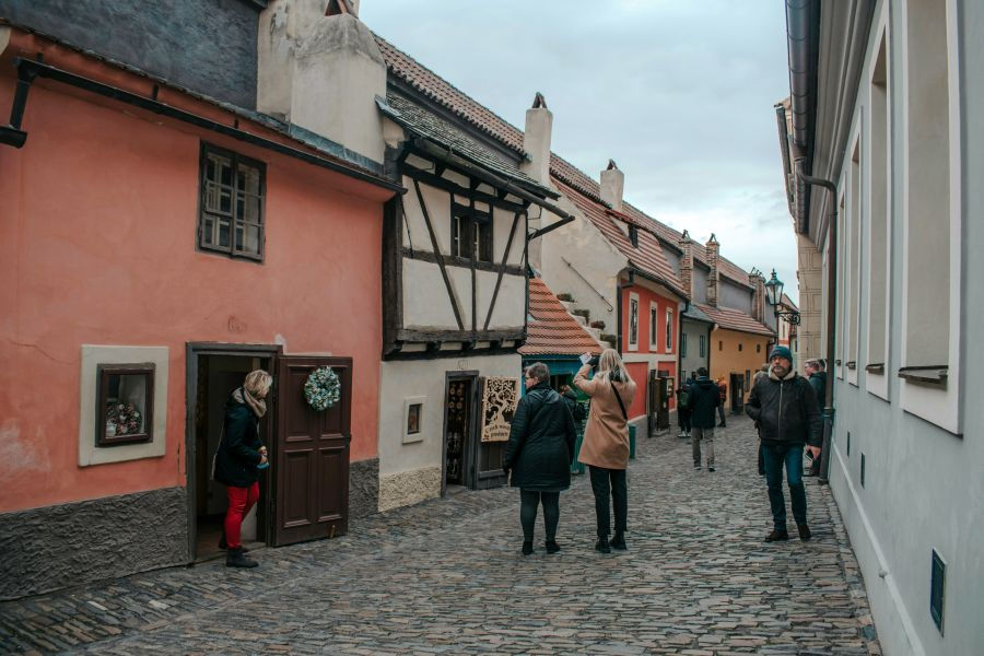 Prager Burg: Die Goldene Gasse erhält einen neuen Anstrich