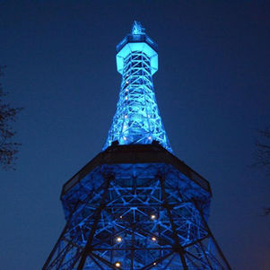 Petřín-Aussichtsturm in Prag leuchtet blau zum Internationalen Tag der vermissten Kinder
