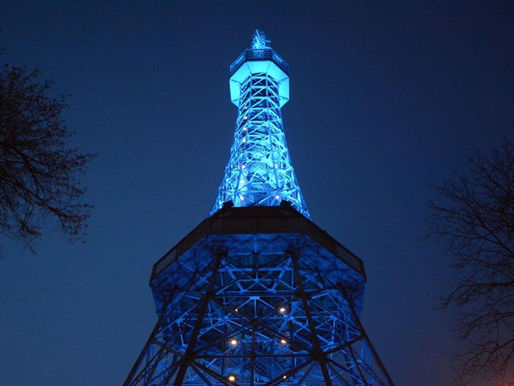 Petřín-Aussichtsturm in Prag leuchtet blau zum Internationalen Tag der vermissten Kinder