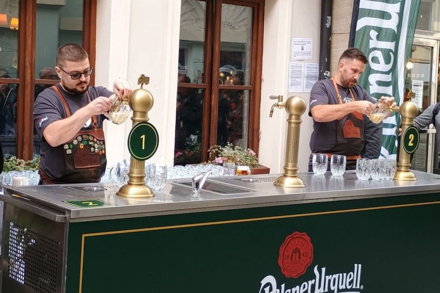 Schaum, Tempo, Tradition: 15. Auflage des legendären Bierrennens „Pinkasova noční můra“