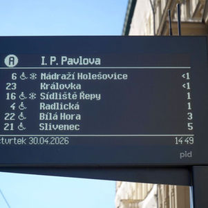 Prag erweitert Netz digitaler Anzeigetafeln an Haltestellen – Bis Ende 2026 kommen weitere 40 hinzu
