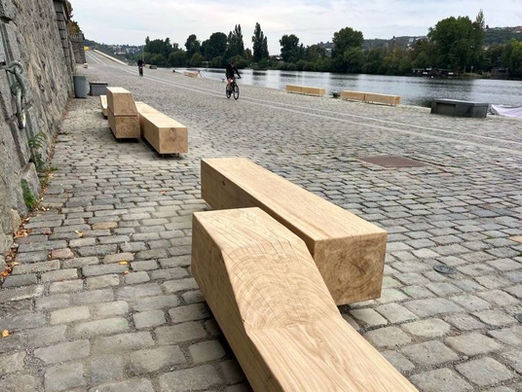 Erste neue Sitzbänke am Prager Moldauufer installiert