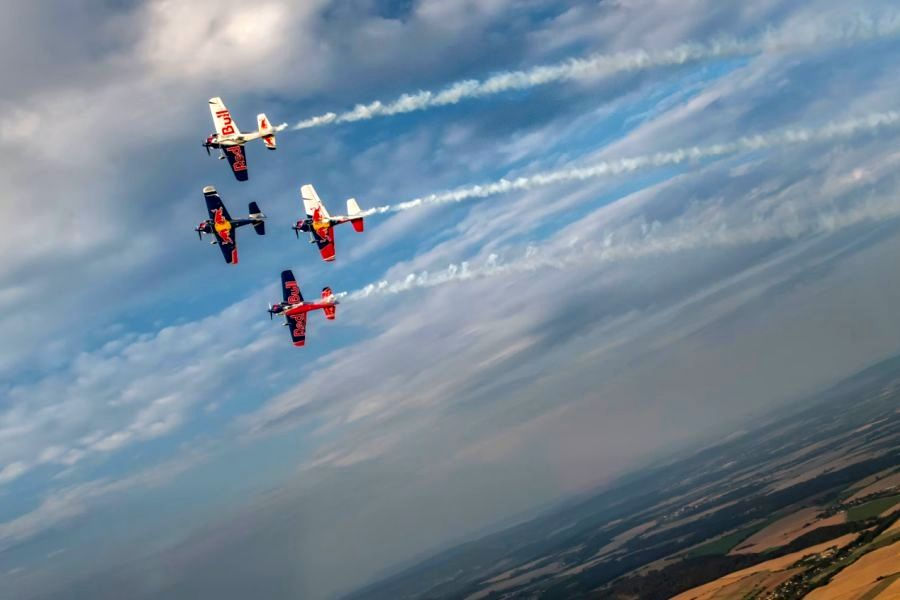 Tschechische Kunstflugstaffel Flying Bulls startet künftig als Red Bull Aerobatic Team