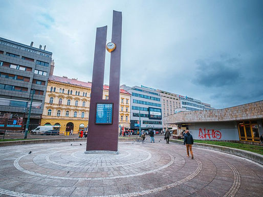 Ikonische Uhrenskulptur im Prager Stadtteil Florenc erstrahlt wieder in neuem Glanz