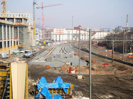 Umbau des Bahnhofs Praha-Smíchov schreitet voran: Erste Bahnsteige sollen noch in diesem Jahr fertig werden