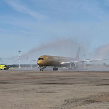 Goldener Airbus A350-1000 „AIRSORAYAMA“ von STARLUX Airlines erstmals in Prag