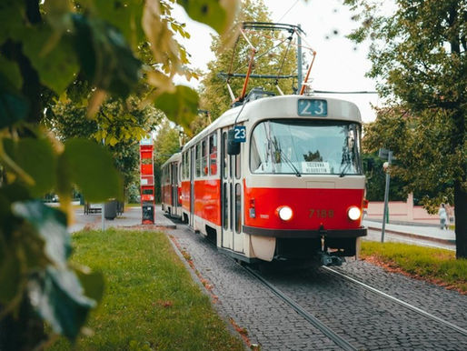 Straßenbahnen kehren rund eine Woche früher zur Prager Burg zurück