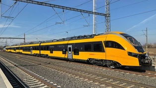 Erste RegioJet PESA-Einheit für die Linie R9 von Prag nach Brünn über Vysočina trifft auf Teststrecke ein