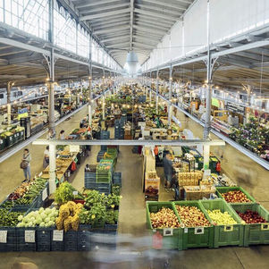 Sommerliche Genussmeile: Die Holešovice-Markthalle in Prag lockt mit regionalen Spezialitäten