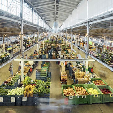 Sommerliche Genussmeile: Die Holešovice-Markthalle in Prag lockt mit regionalen Spezialitäten
