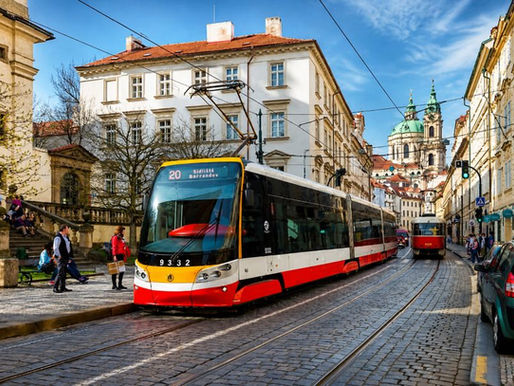 Schneeflocken-Symbol zeigt jetzt klimatisierte Straßenbahnen an Prager Haltestellen an